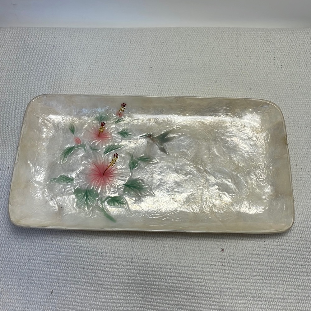 Hawaiian shell tray. Pink hibiscus with hummingbird
